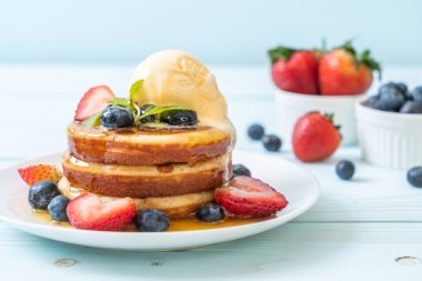 Yabanmersinli gözleme, çilek, bal ve vanilyalı dondurma.