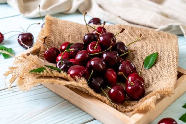 Ahşap arka planda taze kirazlar