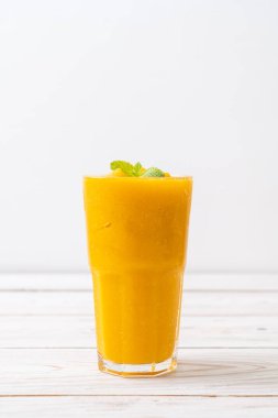 taze mango smoothies - sağlıklı yiyecek ve içecek konsepti