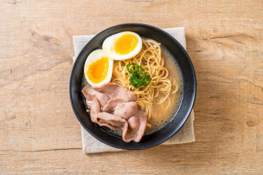 domuz eti ve yumurta - Japon tarzı ile TONKOTSU ramen erişte