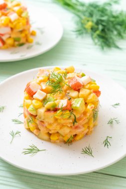 meyve salatası (elma, Mısır, papaya, ananas) - yengeç sopa ile karışık sağlıklı gıda tarzı