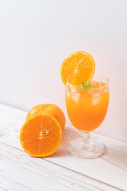 Buzlu bir bardak portakal suyu.