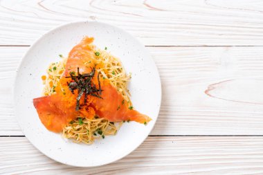 spagetti ile füme somon ve karides yumurta - füzyon gıda tarzı