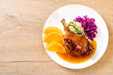 Portakal soslu biftek kızarmış ördek bacak