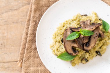 Pesto ve peynir ile ev yapımı Mantarlı Risotto