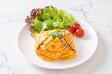 Bir omlet sarma sebzeli aromalı kızarmış pirinç