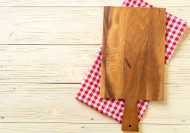 ahşap arka plan üzerinde mutfak bezle ahşap tahta boş kesme