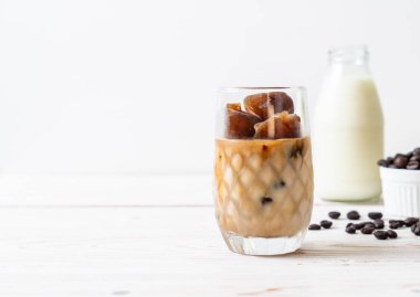 ahşap masa üzerinde sütlü kahve buz küpleri