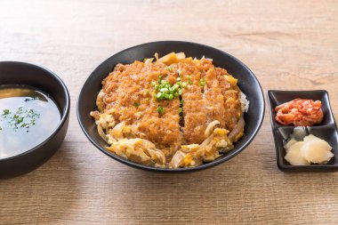 Kızarmış domuz pirzolası kasesi (Katsudon) - Japon yemek tarzı