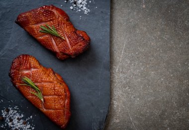 Kızarmış ördek göğsü siyah arduvaz plaka üzerinde