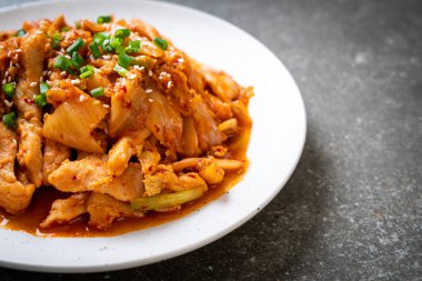 Kore usulü kimchi ile kızartılmış domuz eti.