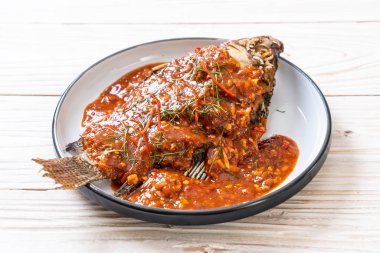 Derin kızarmış balık biber sosu ile