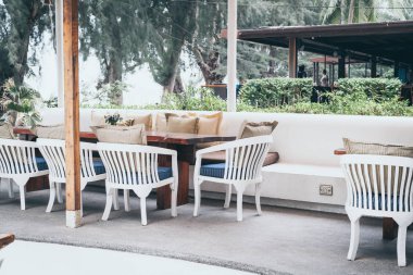 Boş masa ve sandalye restoranda