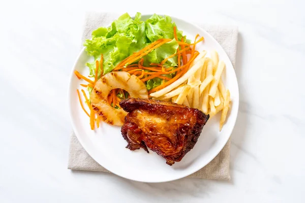 Steak Ayam Panggang Dengan Sayuran Dan Kentang Goreng — Stok Foto