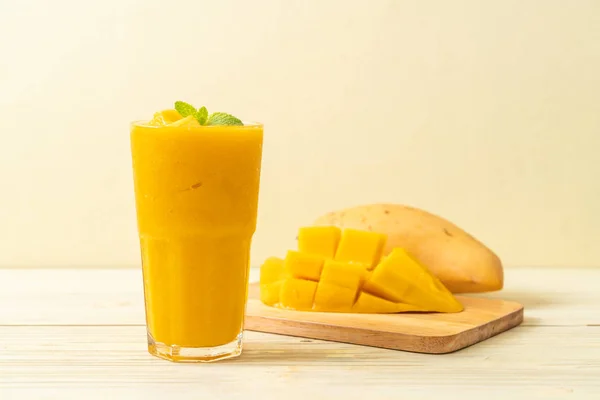 Fresh Mango Smoothies Healthy Food Drink Concept — Stock Photo, Image