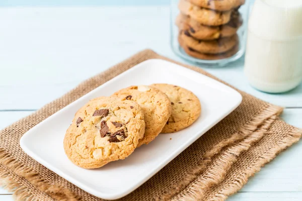 Biscoitos Com Lascas Chocolate Fundo Madeira — Fotografia de Stock