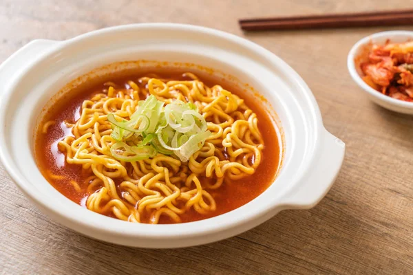 Fideos Instantáneos Picantes Coreanos Con Kimchi Estilo Comida Coreana — Foto de Stock