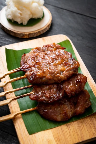 白糯米烤绞碎牛奶猪肉 泰国街头食物风格 — 图库照片
