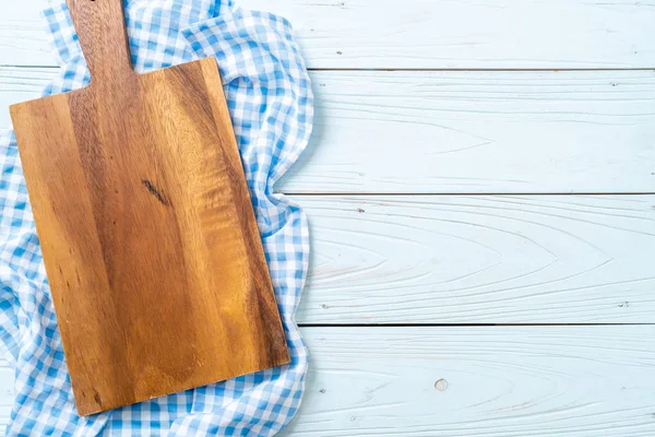 Tagliere Vuoto Legno Con Panno Cucina Sfondo Legno — Foto Stock