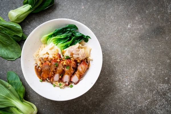 Eiernudeln Mit Rotem Gebratenem Schweinefleisch Und Wonton Asiatische Küche — Stockfoto