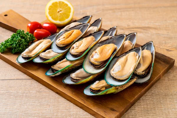 Mejillón Fresco Sobre Tabla Madera Con Ingredientes —  Fotos de Stock