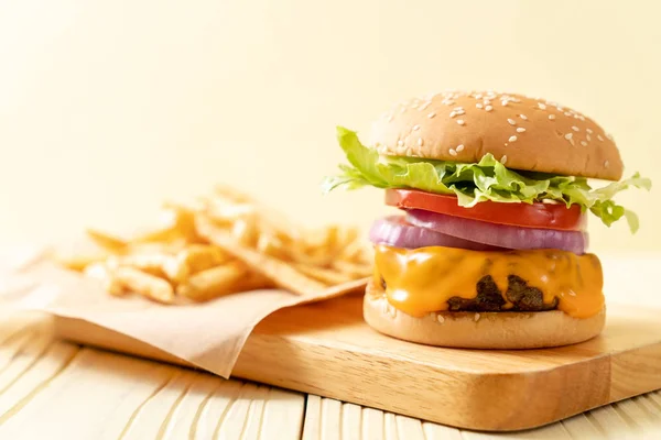 Hambúrguer Carne Fresca Saborosa Com Queijo Batatas Fritas Fundo Madeira — Fotografia de Stock