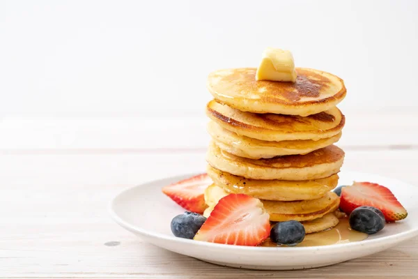 Pannkaka Med Smör Jordgubbar Blåbär Och Honung — Stockfoto