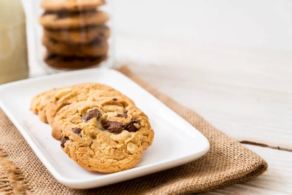 Galletas Con Chispas Chocolate Sobre Fondo Madera — Foto de Stock