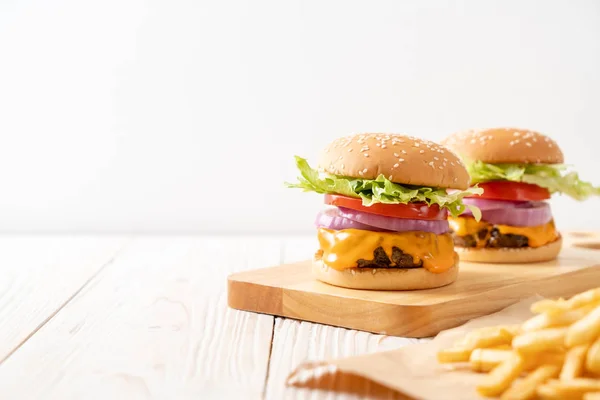 Hamburguesa Carne Fresca Sabrosa Con Queso Papas Fritas Sobre Fondo — Foto de Stock