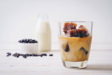 ahşap masa üzerinde sütlü kahve buz küpleri