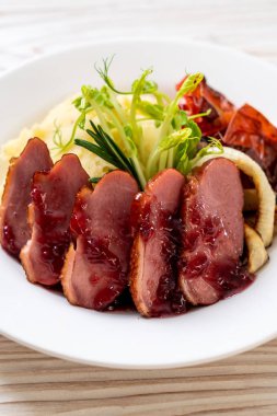 Kızarmış ördek göğsü sos, püre patates ve sebze ile