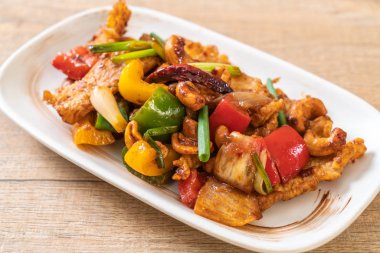 Kaju fıstığı - Asya gıda ile tavada kızartılmış tavuk