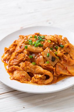 Kore usulü kimchi ile kızartılmış domuz eti.