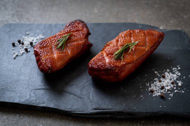 Kızarmış ördek göğsü siyah arduvaz plaka üzerinde