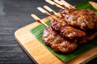 Beyaz pilavlı ızgara süt domuzu. Tayland sokak yemeği tarzı.