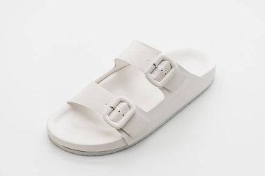 Kadınlar beyaz arka plan üzerinde izole sandalet deri