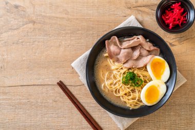 domuz eti ve yumurta - Japon tarzı ile TONKOTSU ramen erişte