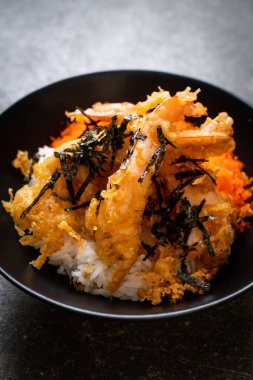 karides tempura pirinç kase karides yumurta ve yosun - Japon gıda tarzı