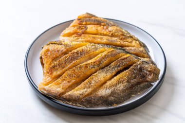 Çıtır Gouramy balık Beyaz plaka üzerinde