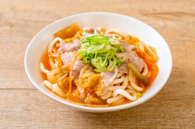 Udon ramen noodle ile domuz eti ve kimchi - Kore ve Japon gıda tarzı