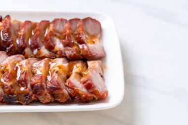 Barbekü kırmızı domuz soslu rosto