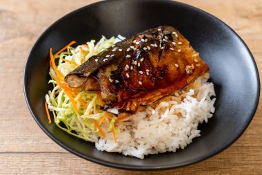 saba balık tepesinde tabağı - Japon tarzı üzerinde teriyaki soslu ızgara