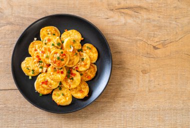 Sahanda yumurta yumuşak tofu sarımsak - sağlıklı, vegan ve sebze gıda tarzı