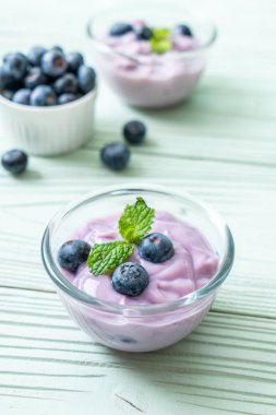 Taze yaban mersinli ev yapımı yoğurt