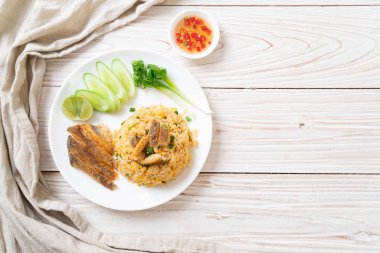 gevrek gurami balığı - Asya gıda tarzı ile kızarmış pilav