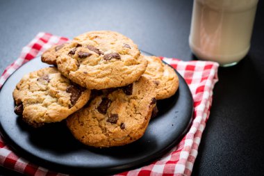 Tabağında çikolata parçaları olan kurabiyeler.