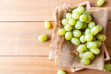 ahşap arka plan üzerinde taze yeşil üzüm