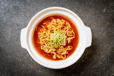 kimchi - Kore yemeği tarzı ile Kore baharatlı anlık erişte