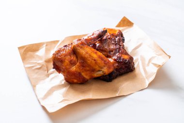 Masada ızgara ve ızgara tavuk.