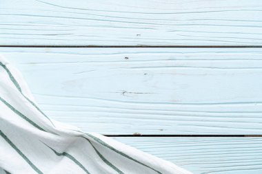 mutfak bezi (peçete) kopya alanı mavi ahşap zemin üzerine